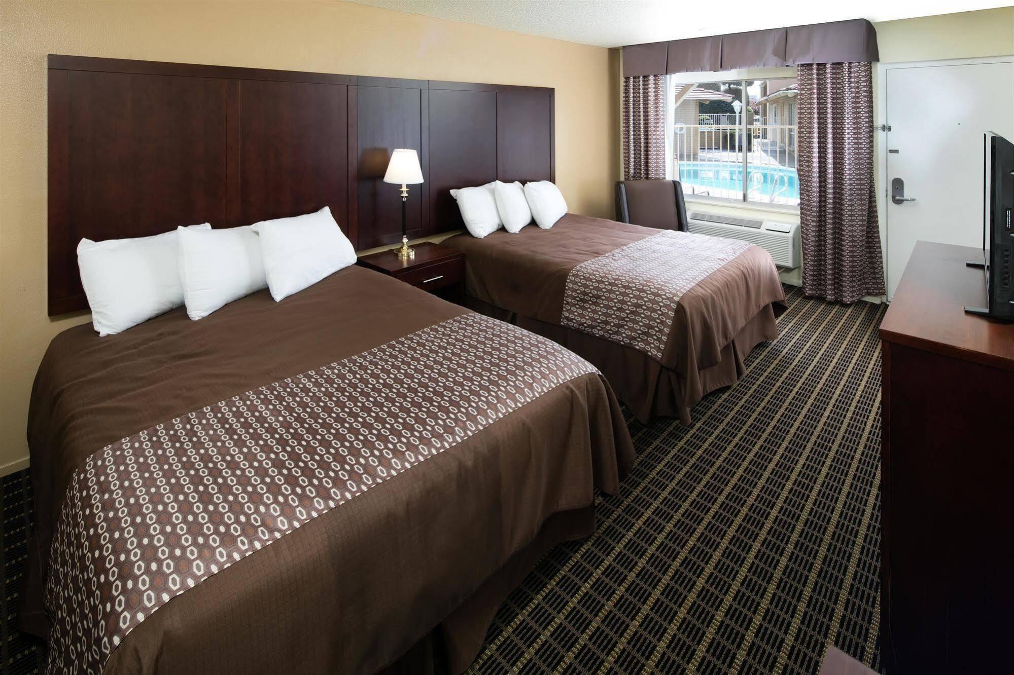 Red Lion Inn & Suites Redding Bagian luar foto
